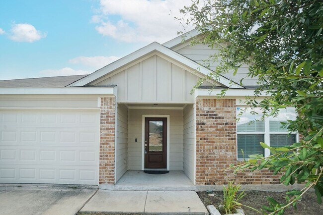 Building Photo - 4 Bedrooms 3 Baths