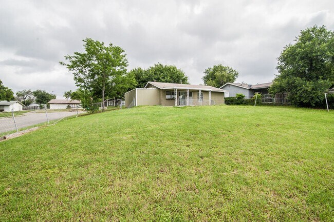 Foto del edificio - Cozy Remodeled House Near Downtown