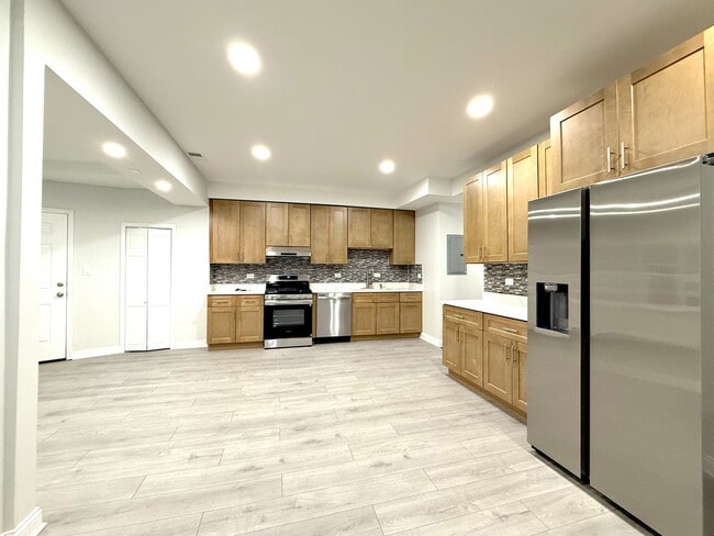 Building Photo - 1343 W Rosedale Ave