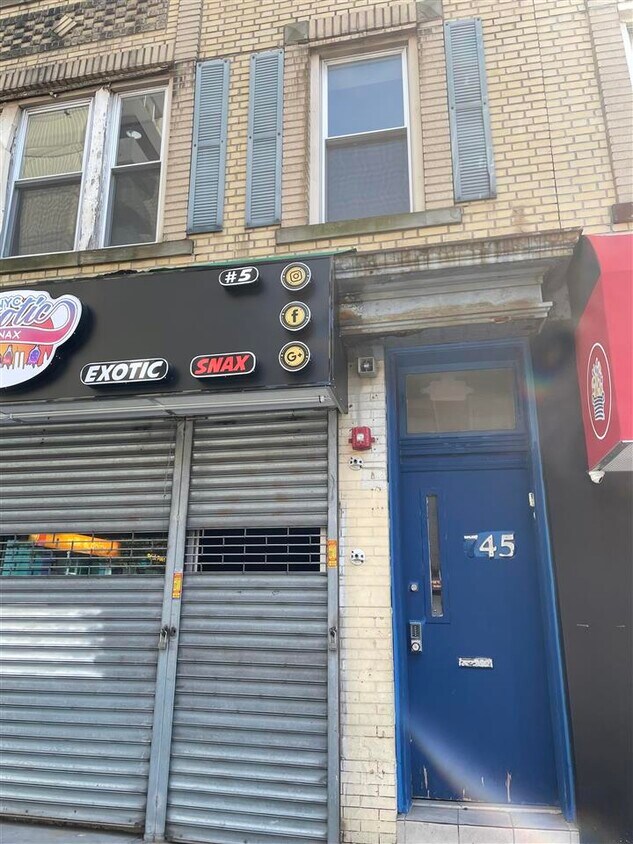 Foto principal - 745 Newark Ave