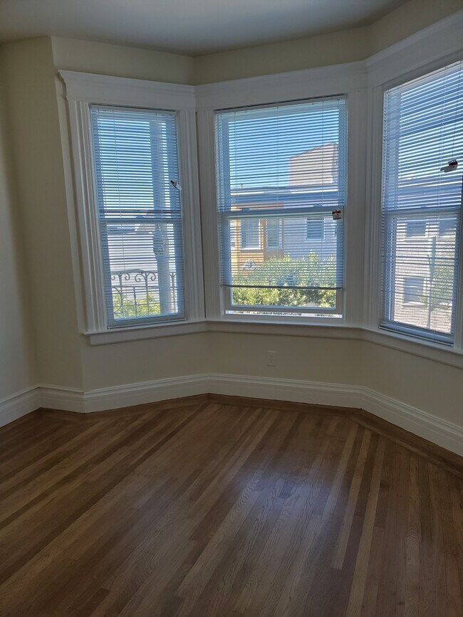 bed room - 1650 Jones St