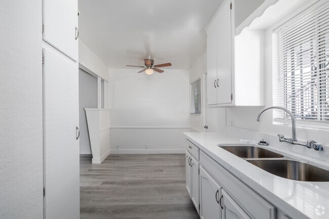 1BR, 1BA - 500SF - Kitchen - 903 N Sloan Ave.