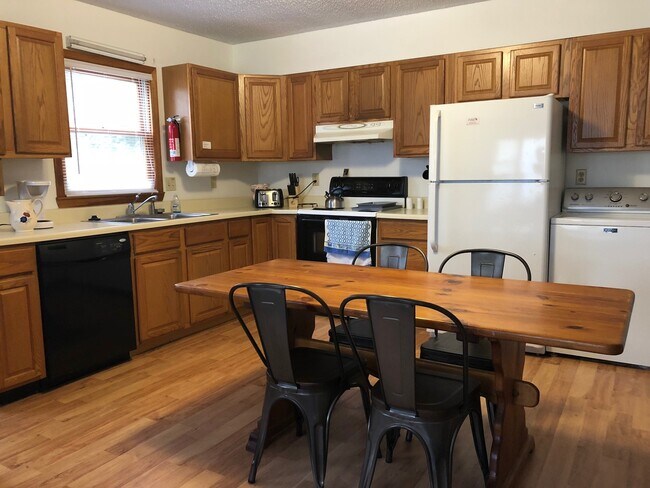 Building Photo - **SCHOOL YEAR RENTAL-TWO STUDENT MAX** AVAILABLE MID-AUGUST TO MID-MAY