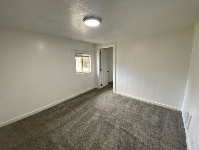 Building Photo - 452 Alder St