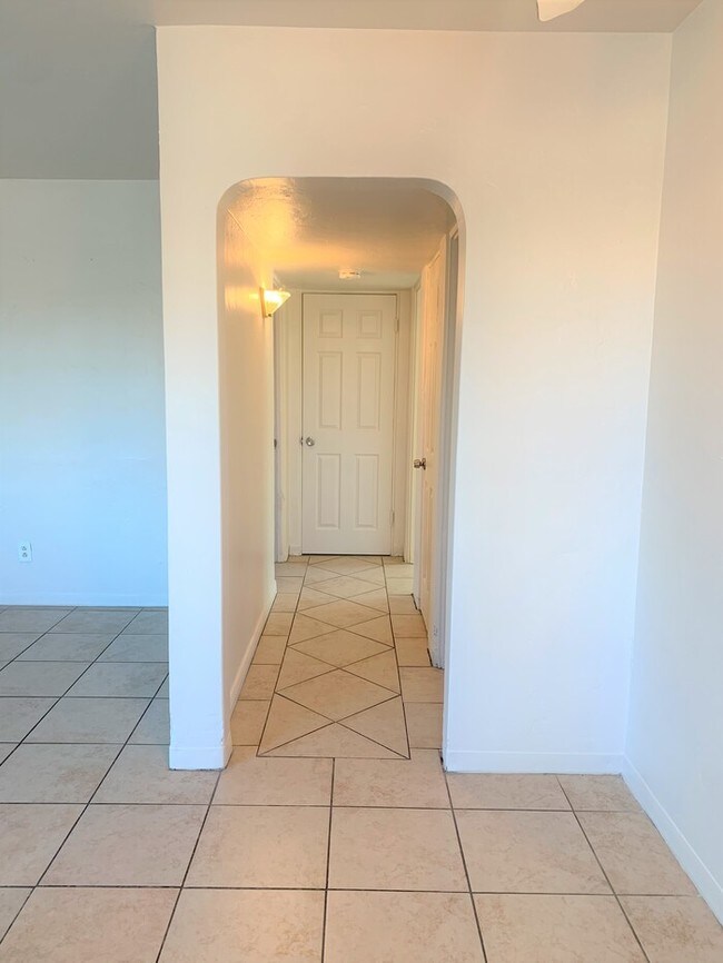 Building Photo - Cute 2BR 1BA Phoenix Unit AVAILABLE NOW!