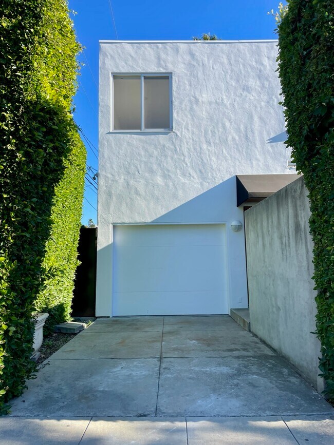 Frente de la casa del huésped - 522 N Roxbury Dr