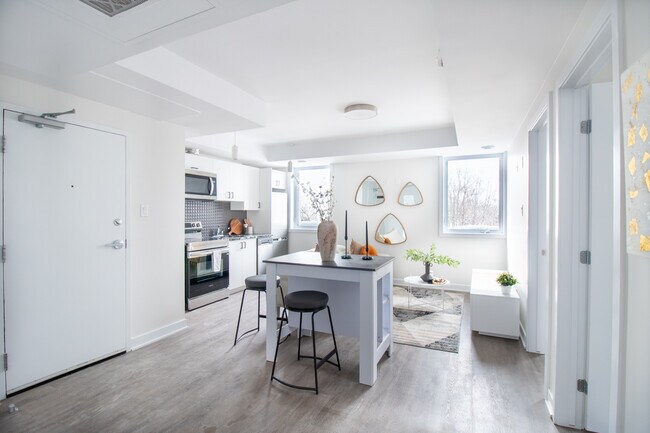 Building Photo - 5-bedroom, 3 washrooms apartment - 5 minutes walk from CarletonU