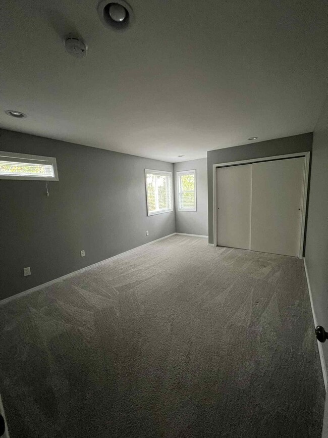 Building Photo - 1645 NE Grandview Blvd