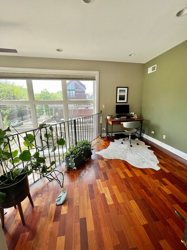 Interior balcony/ landing - 1700 N Talman Ave