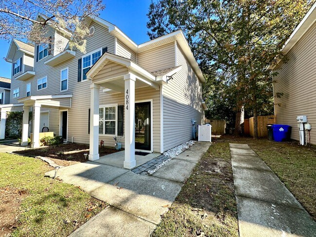 Building Photo - 3/3 Townhome in West of the Ashley!