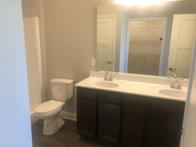 Building Photo - 2-Bedroom Townhome, AVAILABLE NOW!