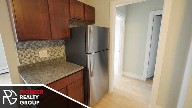 Building Photo - 433 W Wellington Ave