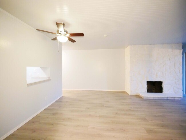 Building Photo - 2 Bed 1 Bath Condo Available for Rent!