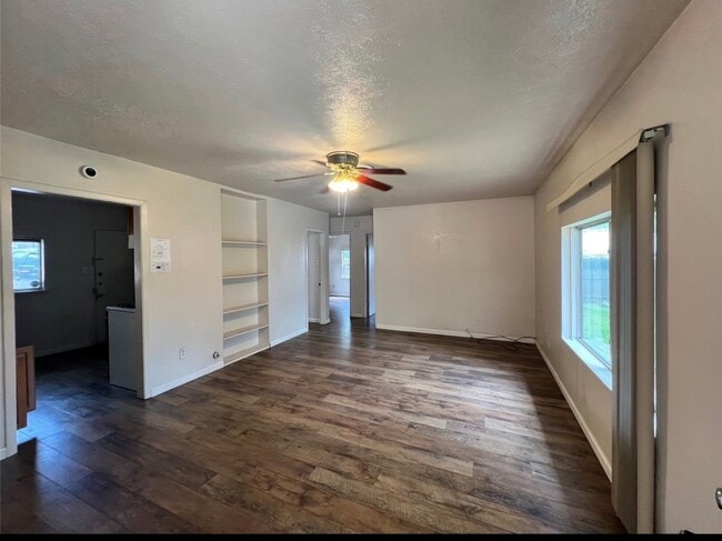 Building Photo - 600 Lake Dr
