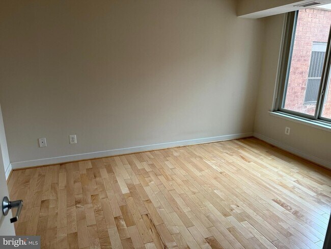 Foto del edificio - 7500 Woodmont Ave