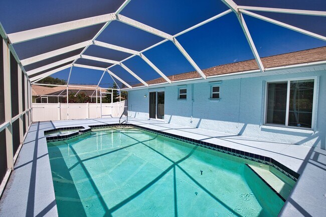 Foto del edificio - Annual Unfurnished 2 Bedrooms 2 Bathrooms Pool Home Located in South Venice!