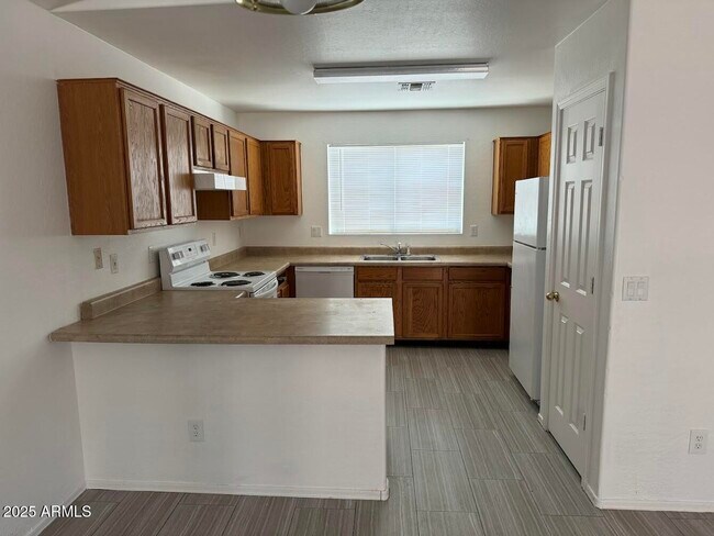 Building Photo - 10520 W Mohave St
