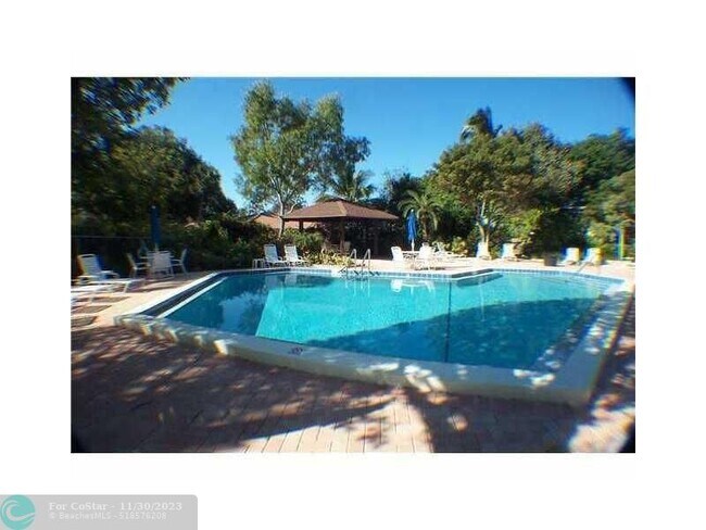 Building Photo - 2850 N Palm Aire Dr