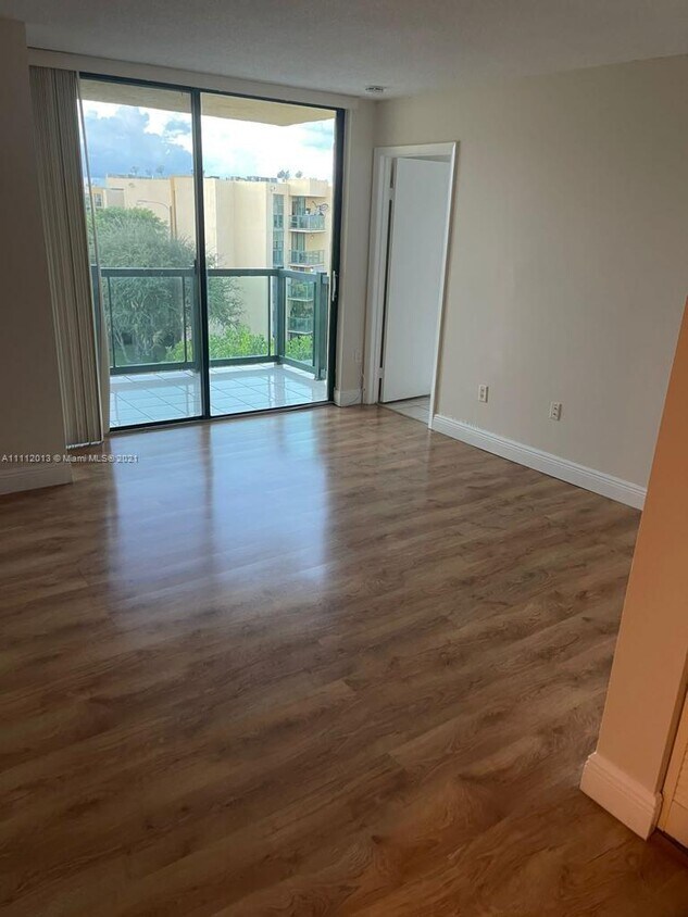 Foto principal - 11800 SW 18th St