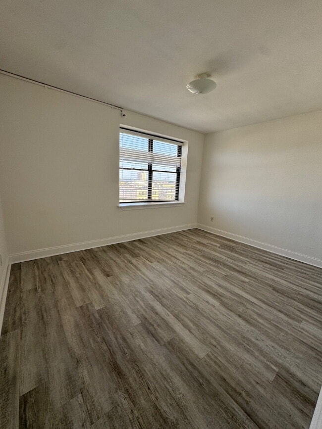 Building Photo - 1 Bedroom 1 bath with a view in downtown J...