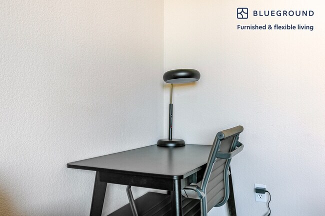 Foto del edificio - 1051 Commodore Dr