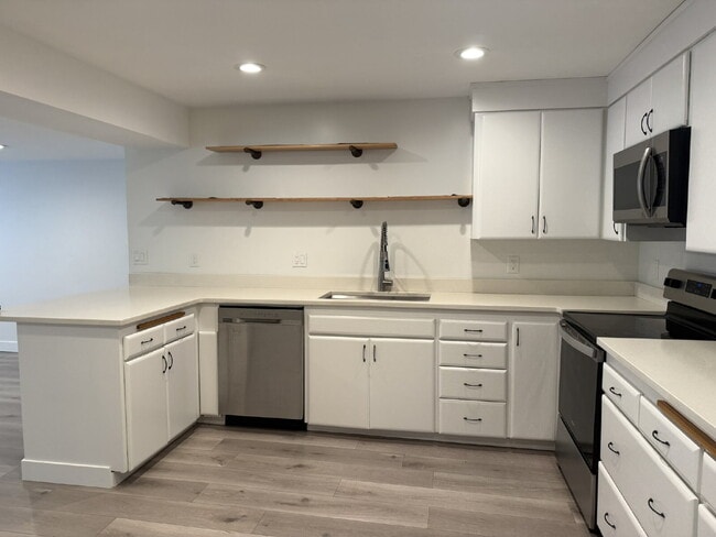 Building Photo - Spacious 3 Bedroom Unit - READY FOR MOVE IN!