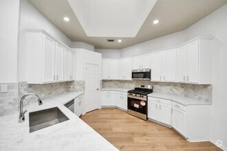 Building Photo - 5931 Mettler Ln