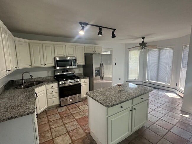 Building Photo - Spacious Home in Belvedere!