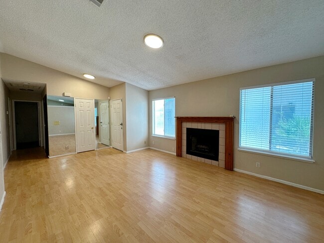 Building Photo - 2321 Valley Dr