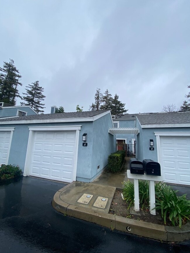 Foto del edificio - Two Bedroom Condo Close to Orange Circle