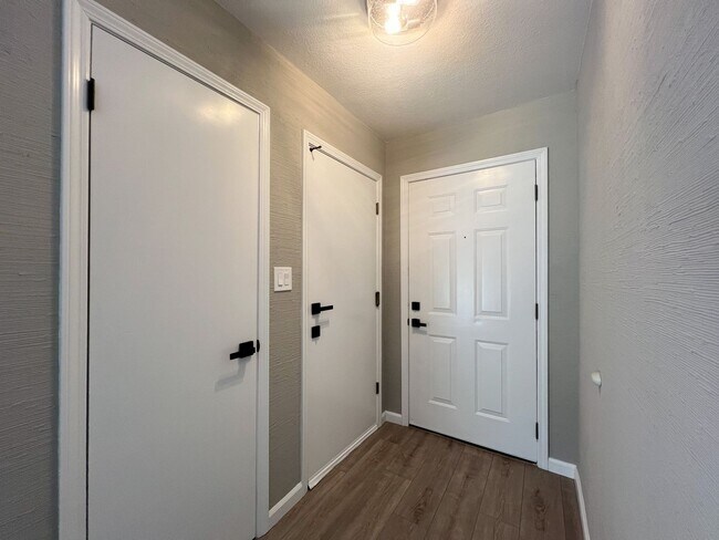 Building Photo - Newly Renovated 2 Bed, 2 Bath Home