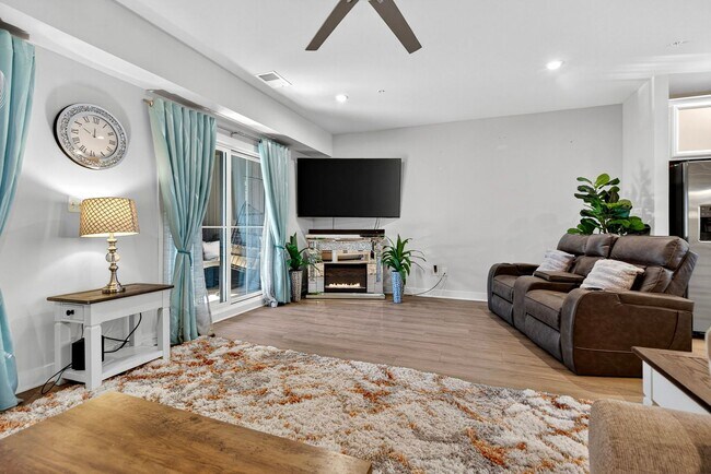 Foto del edificio - Luxurious 3 Bed 2.5 Bath Townhome In Beautiful Foster's Glen