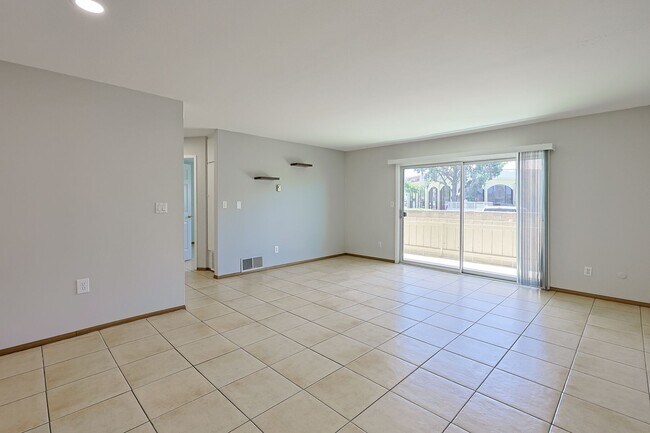 Foto del edificio - Spacious 2-Bed, 2-Bath Condo in Prime Nort...