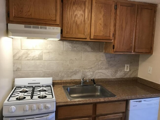 Building Photo - 6 Dean Street Apartment 3 Danbury CT 06810