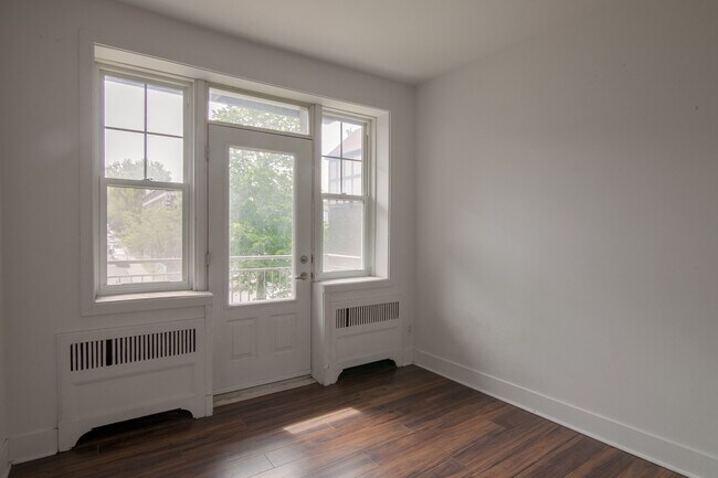 Building Photo - 4745 Chem. Queen Mary