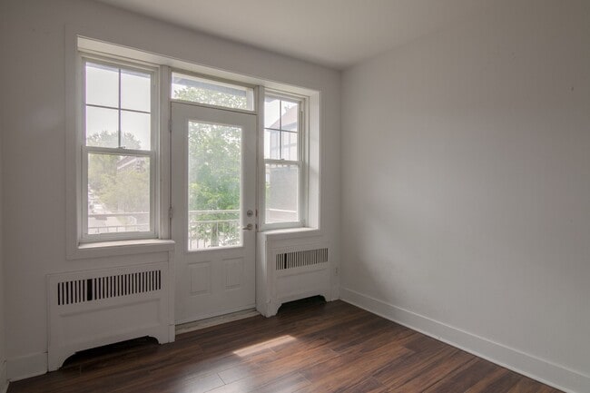 Photo du bâtiment - 4745 Chem. Queen Mary