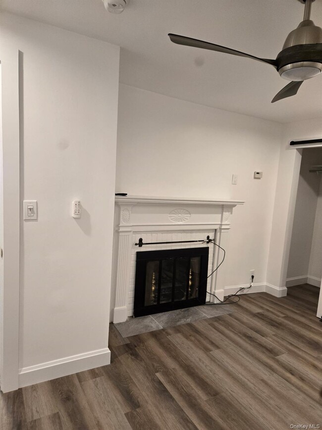 Building Photo - 125 Roslyn Rd