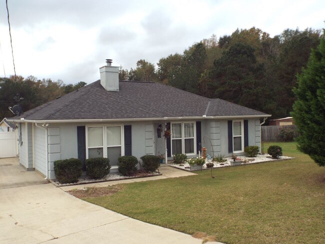 Building Photo - 4 Bedroom, 2 Bath Home in Desirable Lee Co...