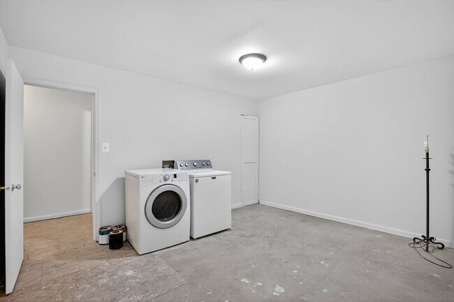 Foto del edificio - 4243 Drake Ct