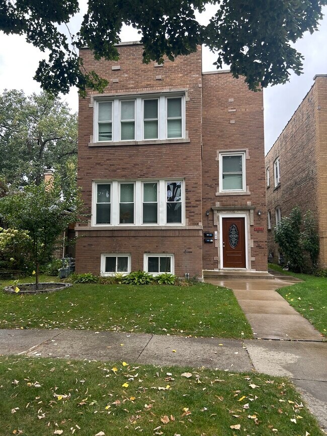 Foto del edificio - 9230 Harding Ave