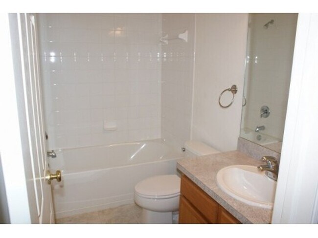 Building Photo - Beautiful 2/2.5 two story townhome in grea...
