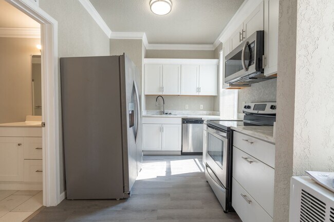 Foto del edificio - MOVE IN READY 2 Bedroom in the Heart of Oceanview!