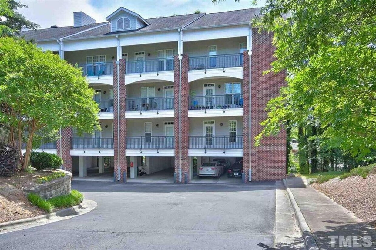 Foto principal - Inviting, modern two bedroom with garage p...