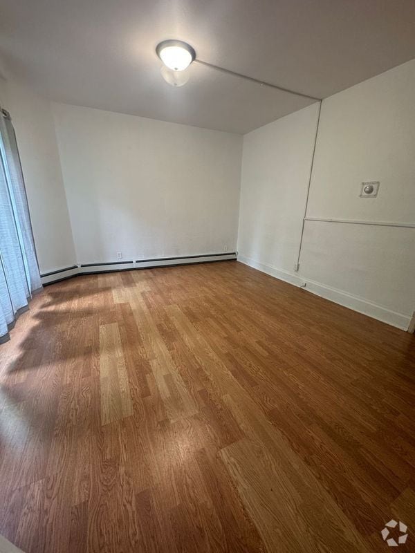 Building Photo - 414 6th St S