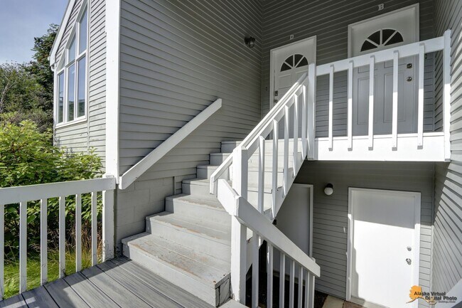 Foto del edificio - Spacious and bright condo located in a quiet area that boasts the perfect combination of style an...