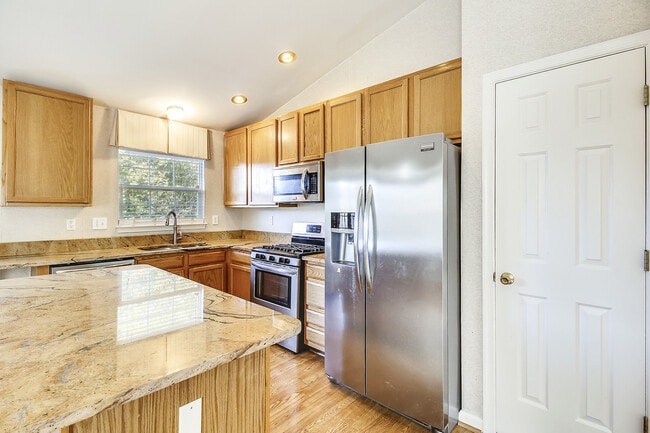 Building Photo - FENCED IN YARD!!!  Beautiful 4/3 UPDATED SF Home in Gaithersburg