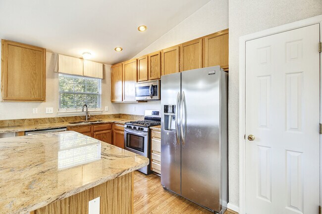 Foto del edificio - FENCED IN YARD!!!  Beautiful 4/3 UPDATED SF Home in Gaithersburg