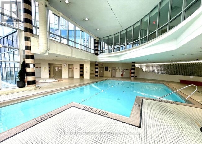 Photo du bâtiment - 2550-2550 Lawrence Ave E