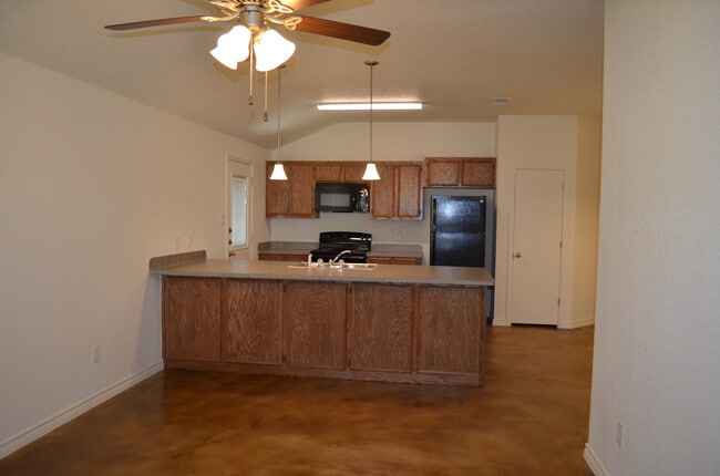 Building Photo - 914 Maplewood Dr