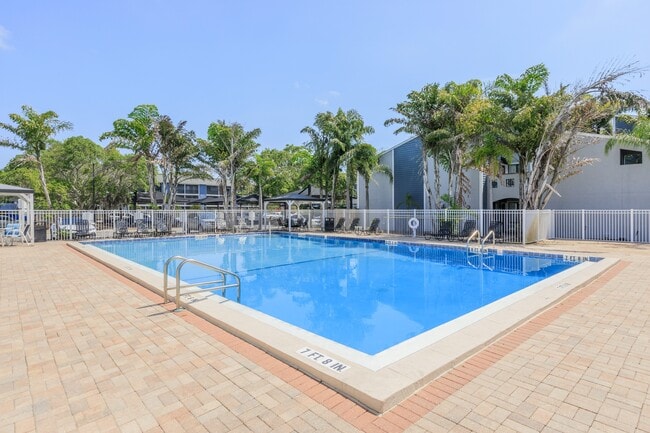 Building Photo - Fountain Lake Bradenton
